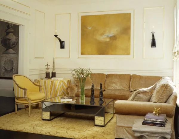 goldene akzente komfortables sofa in ocker abstrakte kunst