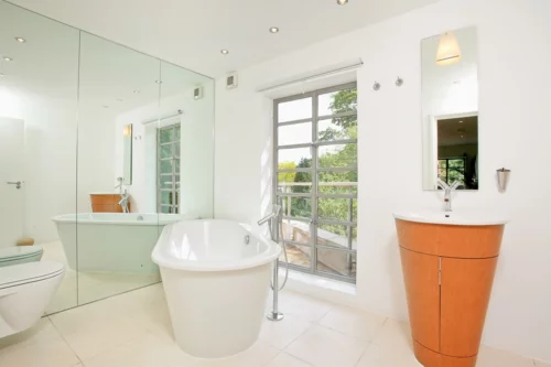 gut designtes Badezimmer fliesen badewanne spiegel wand waschschrank