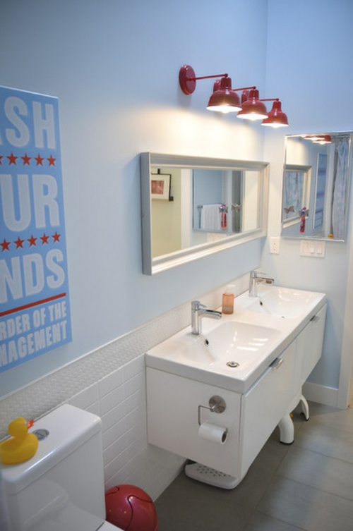 gut designtes Badezimmer rot weiß blau farben kombiniert wandlampen