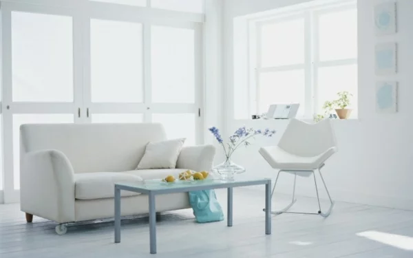 inneneinrichtung in weiß sofa couchtisch pastellfarbe sessel