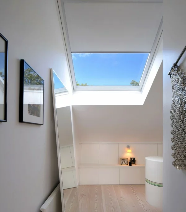 interior design im skandinavischen stil dachfenster und spiegel