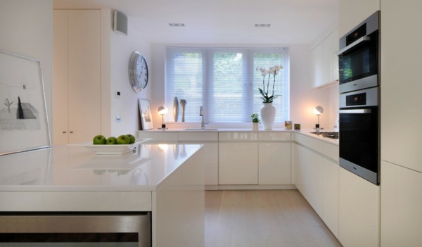 interior design im skandinavischen stil minimalistisch in weiß retro wanduhr