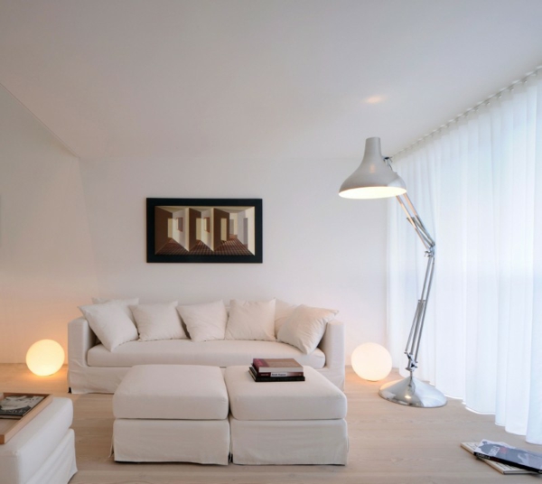 interior design im skandinavischen stil quadratische hocker überdimensionelle stehlampe