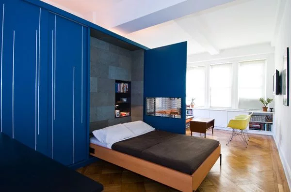 kleine schlafzimmer klappbett und garderobe in kobaltblau