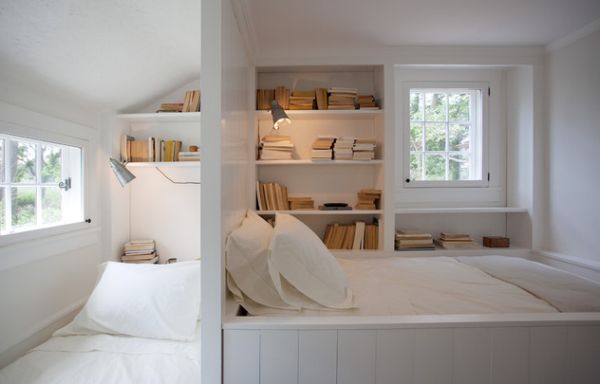 kleine schlafzimmer kreativ gestalten effizient in weiß mit vielen bücherregalen