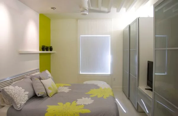kleine schlafzimmer kreativ gestalten graue bettdecke florale muster und neongrüne akzente