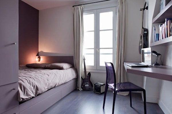 kleine schlafzimmer kreativ gestalten lila nuancen durchsichtiger stuhl