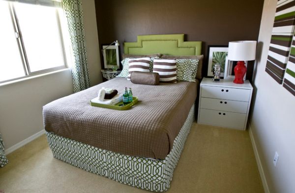 kleine schlafzimmer kreativ gestalten schmales doppelbett mit grasgrünem kopfteil