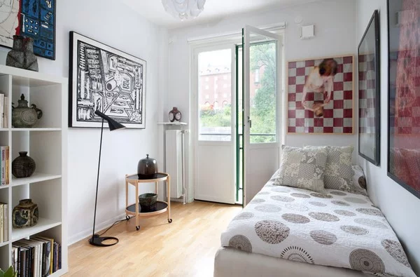 kleine schlafzimmer kreativ gestalten wandkunst in schwarz weiß und feine stehlampe