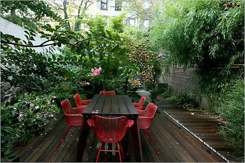 kleine urbane Garten Designs fußboden metall rot stühle