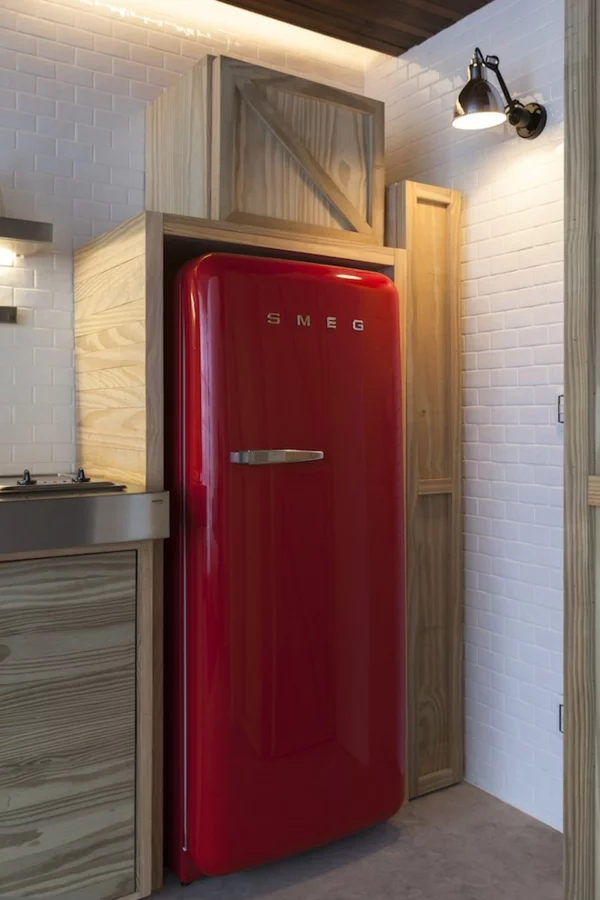 kleines apartment in sao paulo glänzender retro kühlschrank