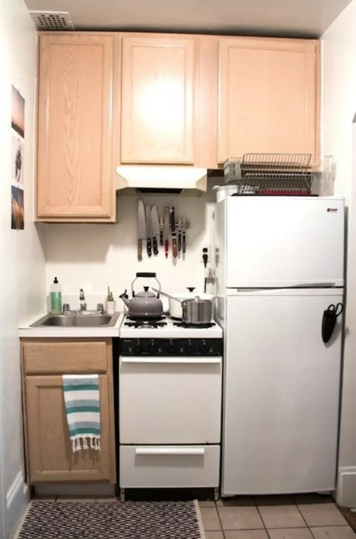 kompakte Küchen Designs modern spüle schrank kühlschrank schiene