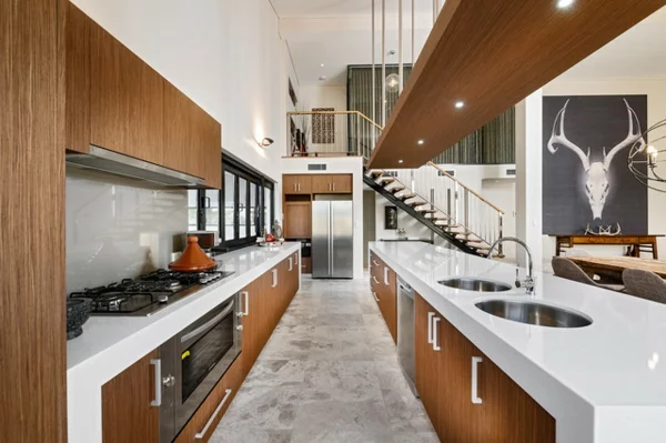 schickes küchen design ovale spülbecken weiße glänzende oberfläche
