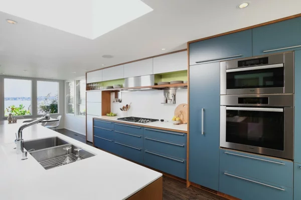 schickes küchen design saubere linien taubenblaue schränke