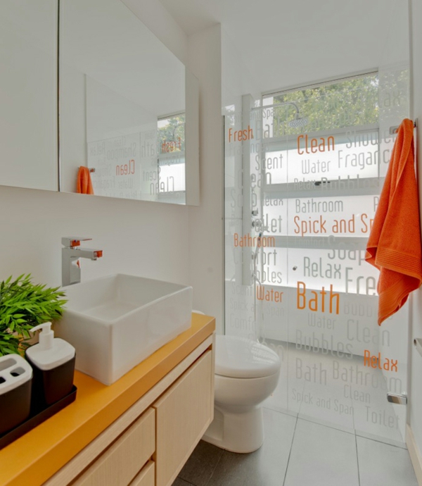lebendiges interior design glänzende weiße keramik orange und gelbe akzente
