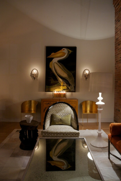 luxus mit blattgold dekoration mit retro sessel und pelikan gemälde
