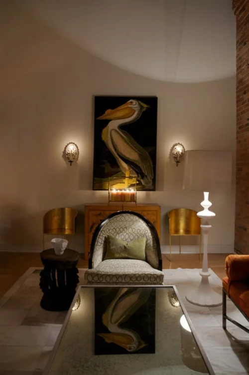 luxus mit blattgold dekoration mit retro sessel und pelikan gemälde