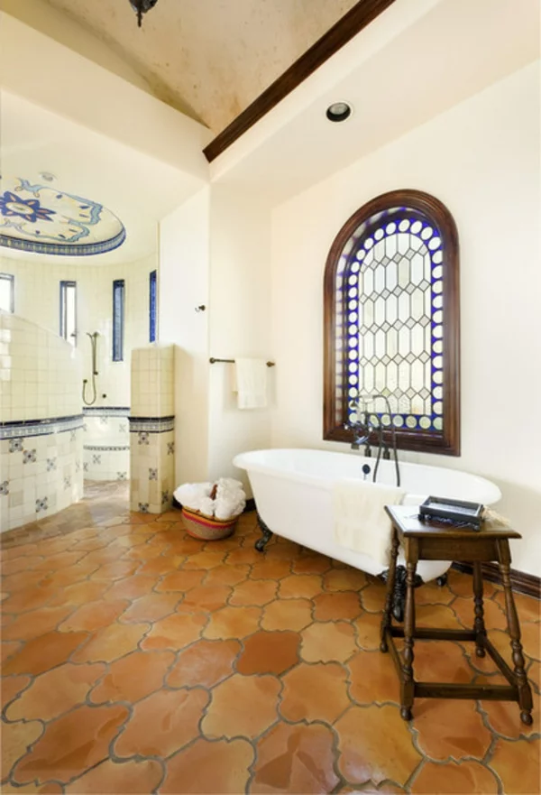 mediterrane eleganz im haus freistehende badewanne terrakotta bodenfliesen