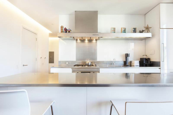 moderne Wohnung in SoHo weiße arbeitsplatten küche geräte