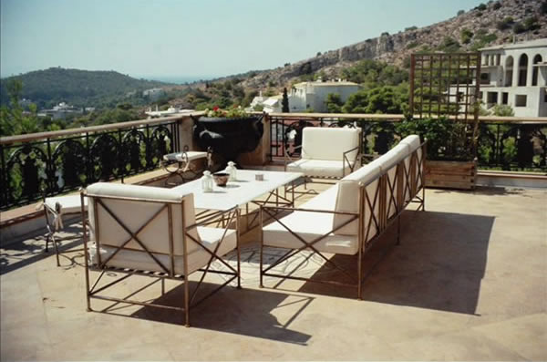 moderne möbel für ihre terrasse aus schmiedeeisen und weißer stoff