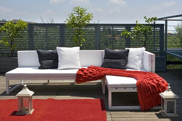 moderne möbel für ihre terrasse ecksofa in weiß mit kardinalroter decke und einem sisalteppich
