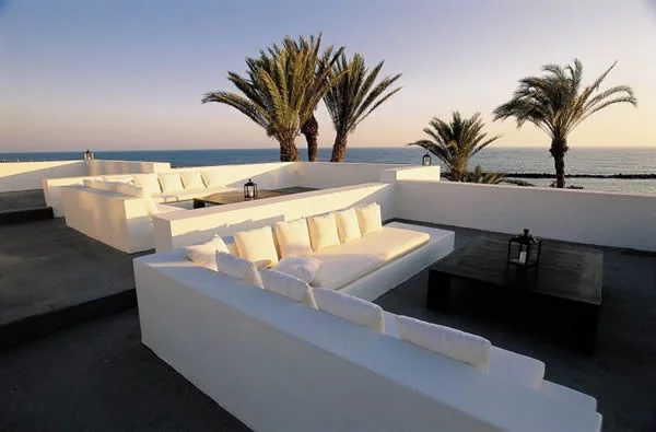 moderne möbel für ihre terrasse exotisch weiß mit vielen kissen