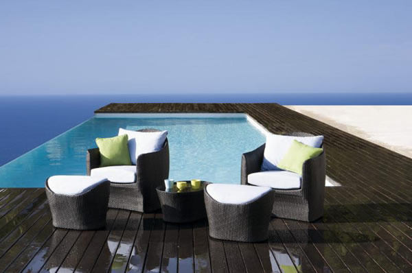 moderne möbel für ihre terrasse geräumiger außenpool mit neongrünen akzenten