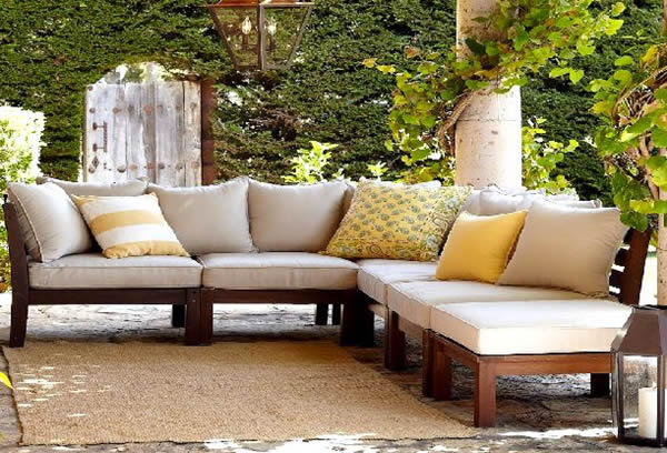 moderne möbel gepolstert in beige mit sisalteppich