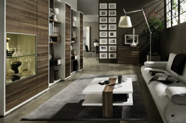 moderne wohnzimmer einrichtung elegane stehlampe und grobe holz maserung