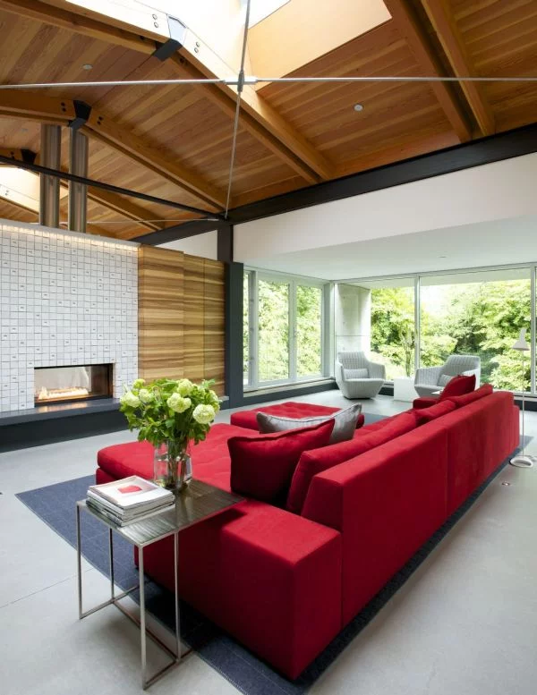 modernes-haus-im-grünen-rotes-sofa