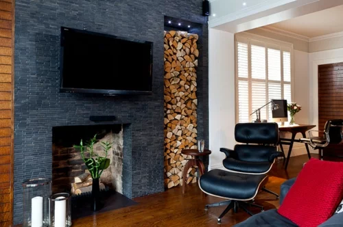 modernes wohnzimmer brennholz wand einbaukamin lounge sessel schwarz