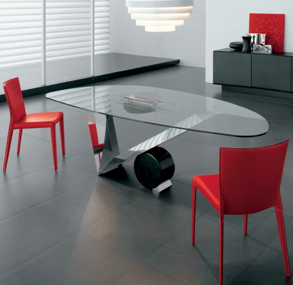 möbel esszimmer abstrakt formen linien rot geposltert stühle glastisch