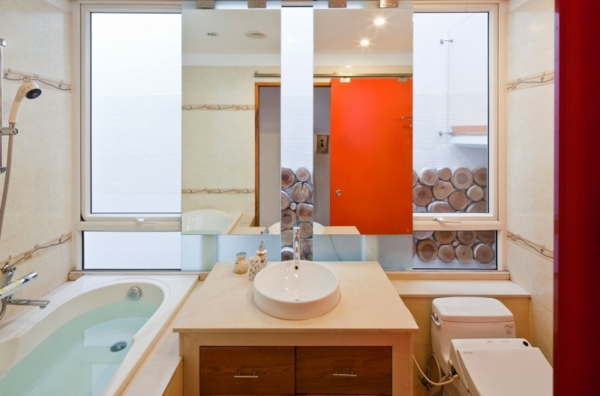 nachhaltiges haus design elegante badeinrichtung orange schiebetür