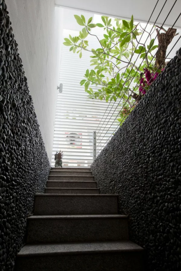 nachhaltiges haus design runde natursteine im treppenhaus