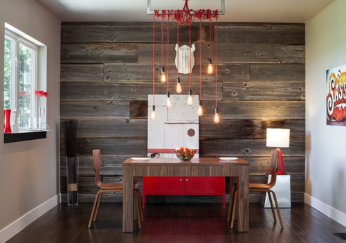rote Farbe in der Küche nuancen holzplatten wand rustikal glühbirnen