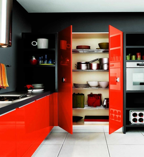 rote Farbe in der Küche nuancen regalschrank glanzvoll schwarz wand