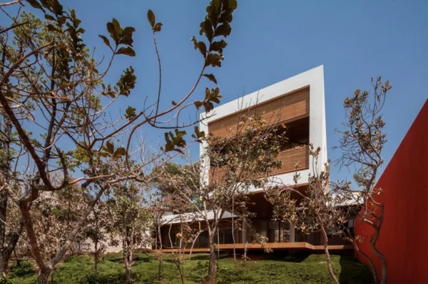 schicke residenz in brasilien viele bäumen im garten