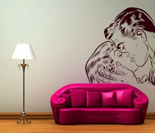 schicke wanddekoration mit kuss magenta extravagante couch