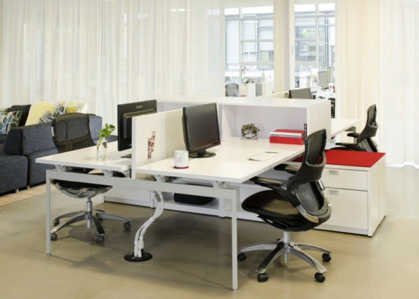 schickes office design einladende arbeitsplätze viel stauraum