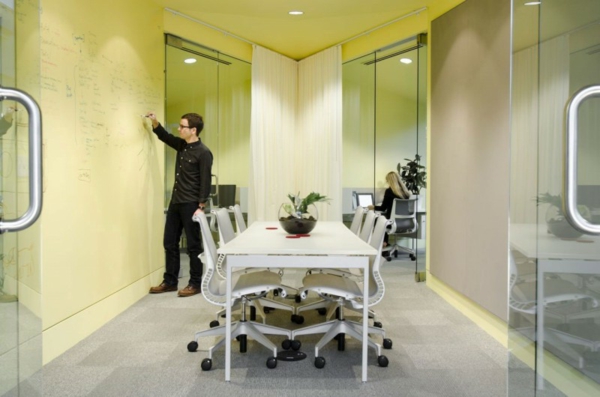 schickes office design gemütlicher besprechungsraum