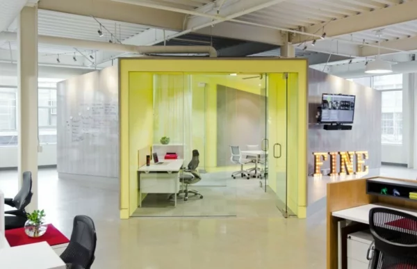 schickes office design schienenbeleuchtung metallsäulen