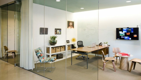 schickes office design verglaste schiebetür bunter sessel