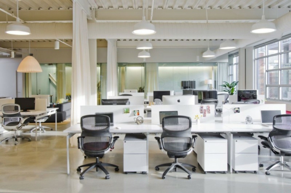schickes office design weiße schreibtische ergonomische chefsessel