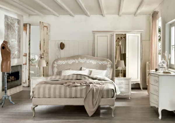 schlafzimmer desings mit natürlichem flair weiße antik kommoden gestreifte bettwäsche