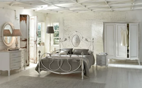 schlafzimmer designs mit natürlichem flair weiße holzdielen schmiedeeisen bett