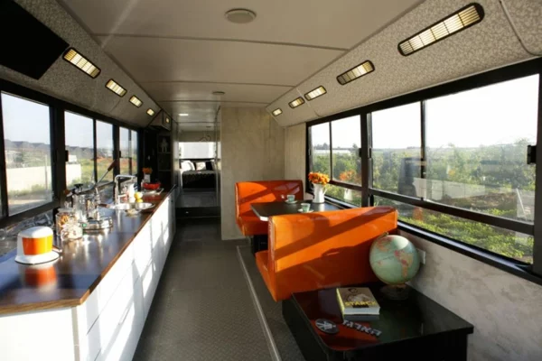 schönes modernes Haus weggeworfen alt bus orange sofas auffallend