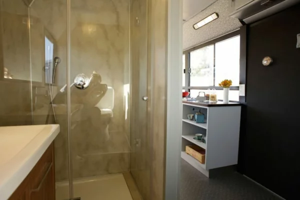 schönes modernes Haus weggeworfen alt bus toilette wc regale