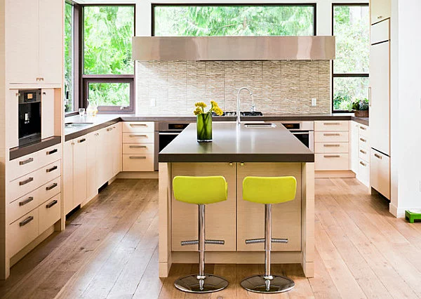 strahlende Farben im Interior Design küche barhocker lehne grün