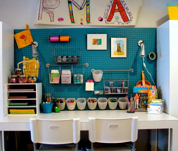 strahlende Farben im Interior Design wandgestaltung kinderzimmer weiß tisch