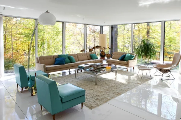 trends für retro möbel panoramafenster türkise sessel geräumige couch